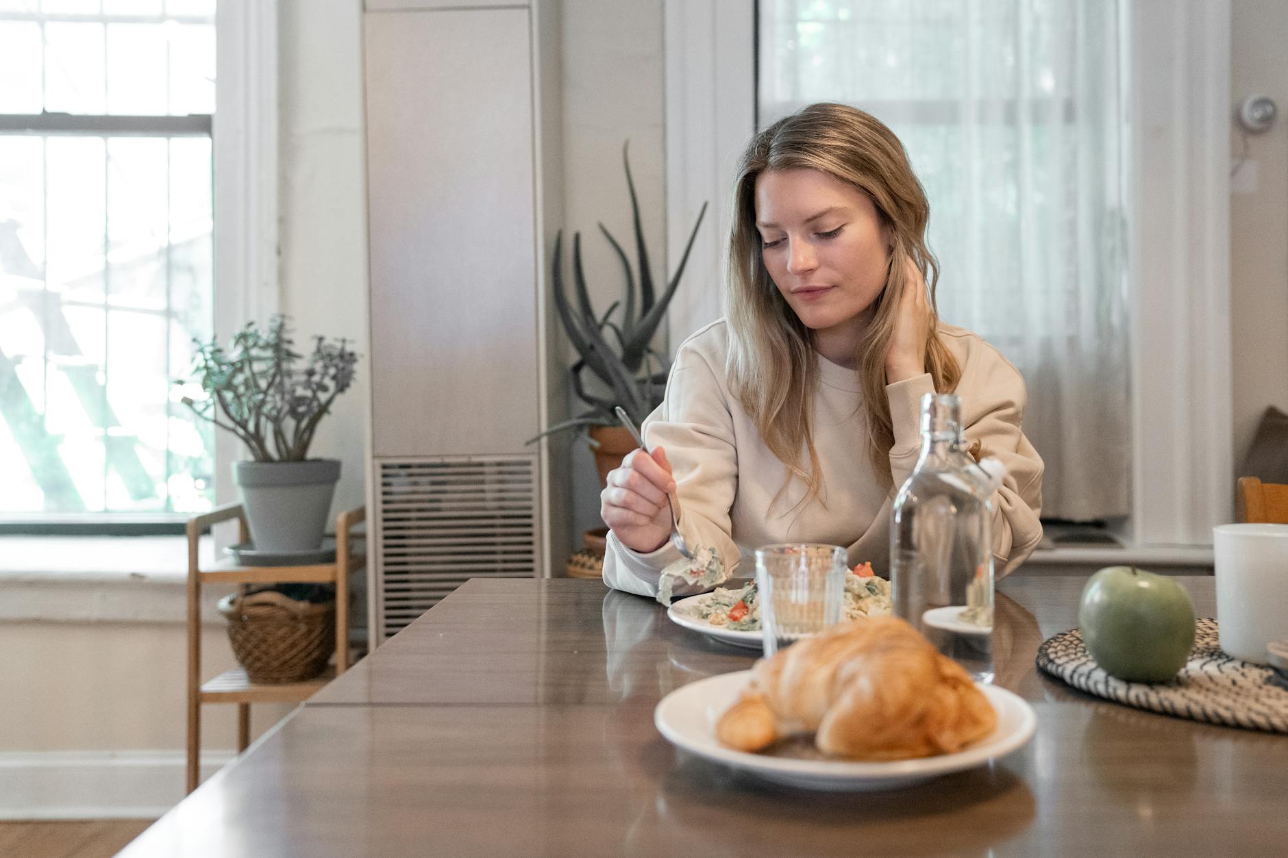 How to practice mindful eating for weight loss (without turning every meal into meditation)
